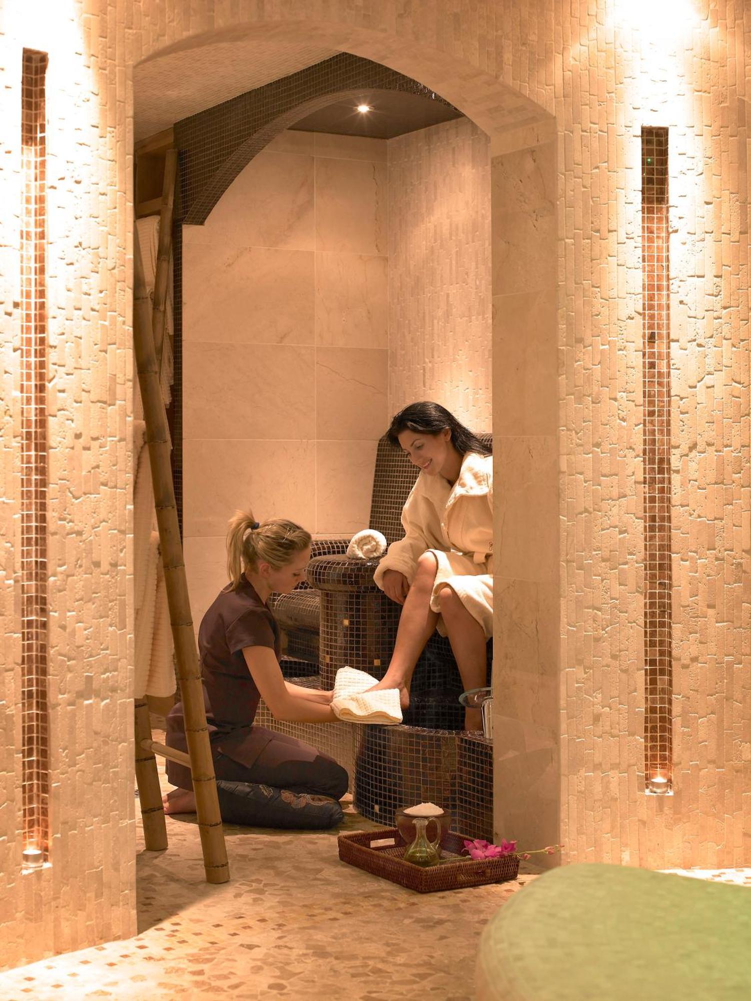 Castlecourt Hotel, Spa & Leisure Уестпорт Екстериор снимка