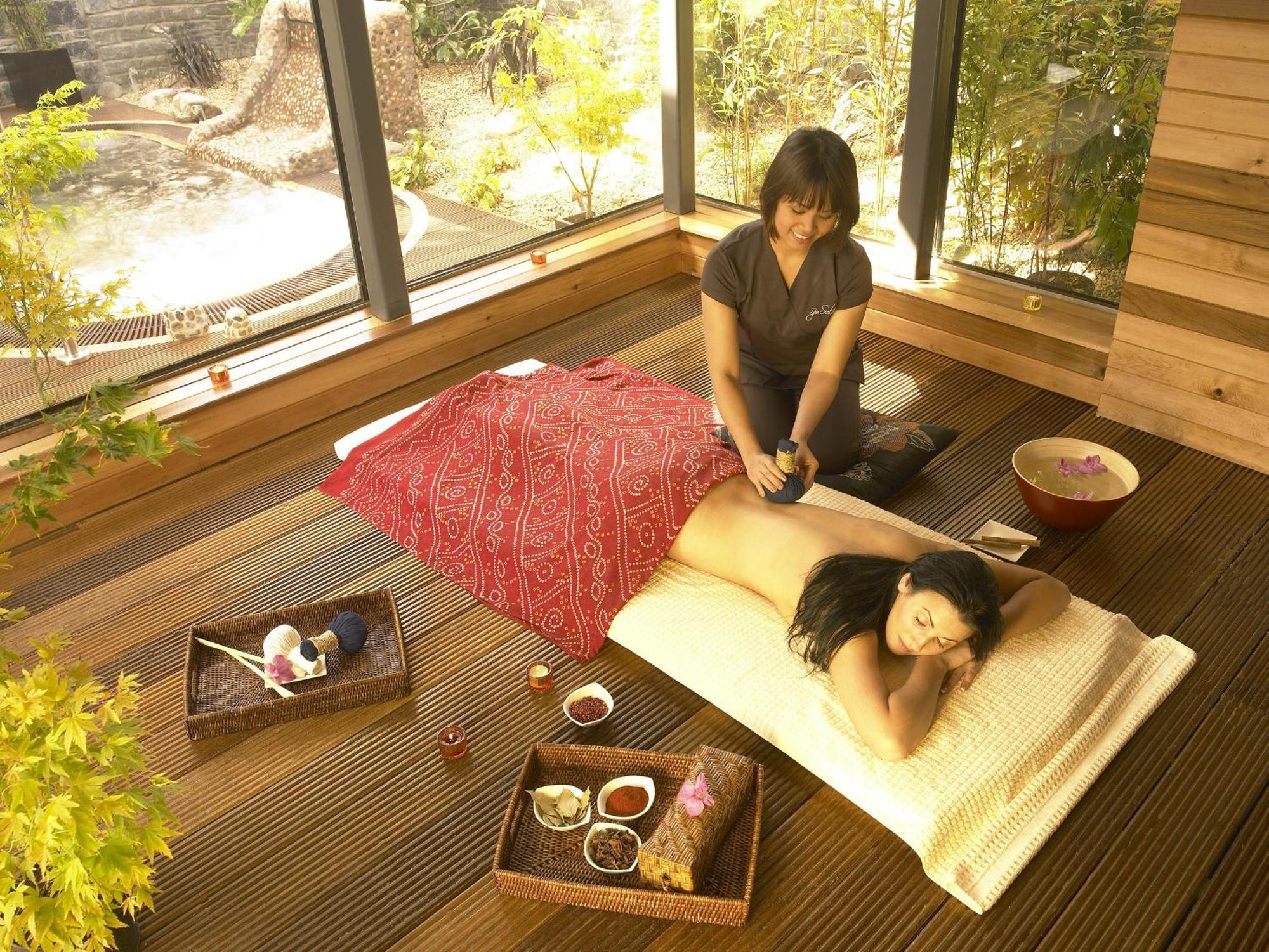Castlecourt Hotel, Spa & Leisure Уестпорт Екстериор снимка