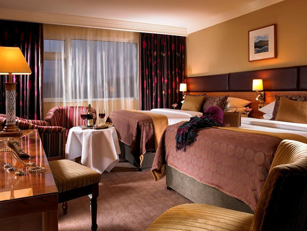 Castlecourt Hotel, Spa & Leisure Уестпорт Екстериор снимка
